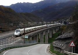 El S-130, circulando en doble composición, cerca de Campomanes el pasado 10 de diciembre