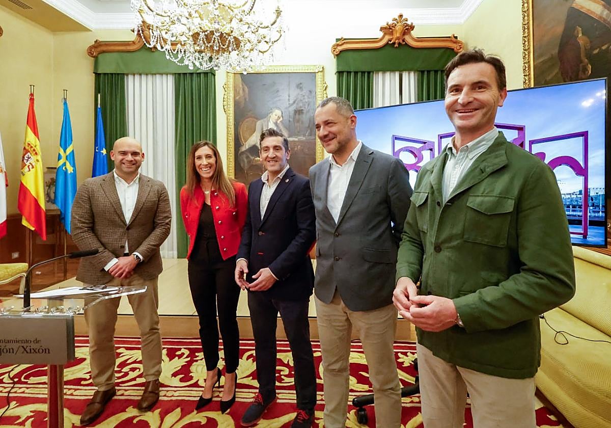 Jesús Martínez Salvador, Ángela Pumariega, Jorge Pañeda, Fernando Castaño y Jorge González-Palacios, en la presentación del torneo en el Ayuntamiento .