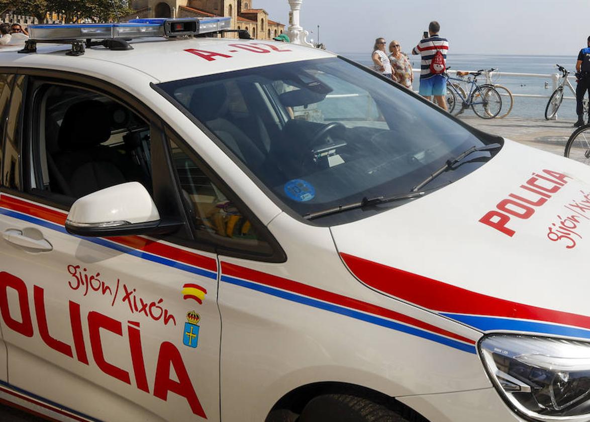 Un coche de la Policía Local de Gijón.