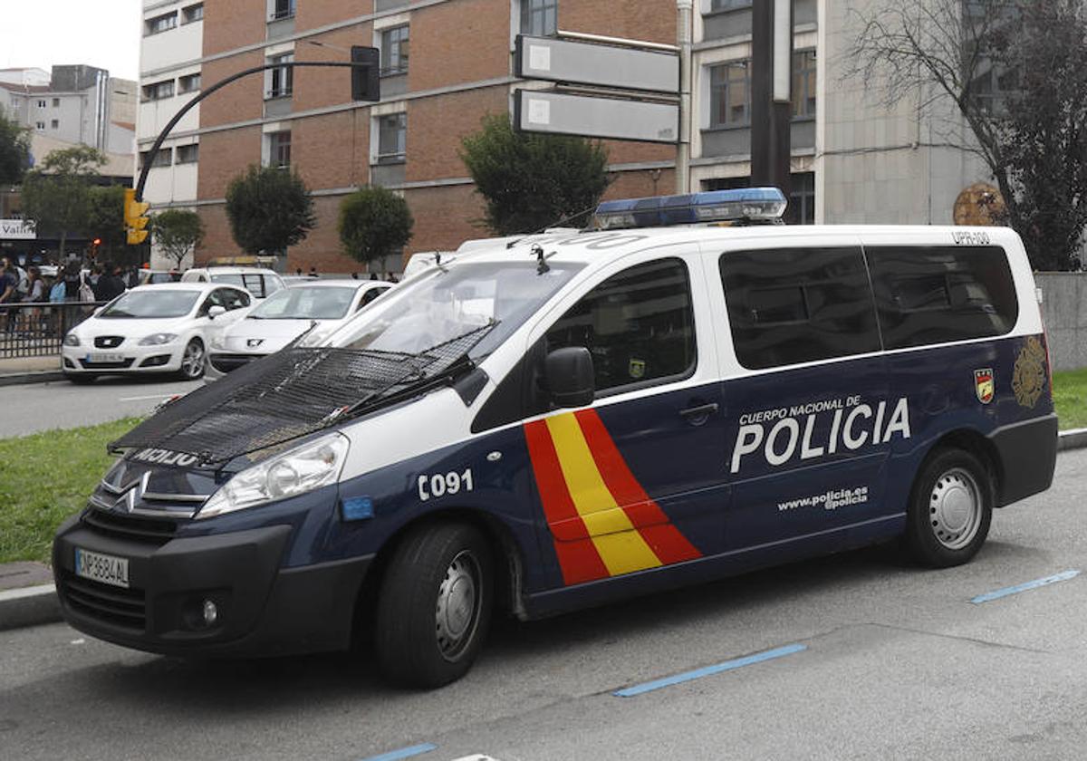 Un coche de la Policía Nacional en Gijón.