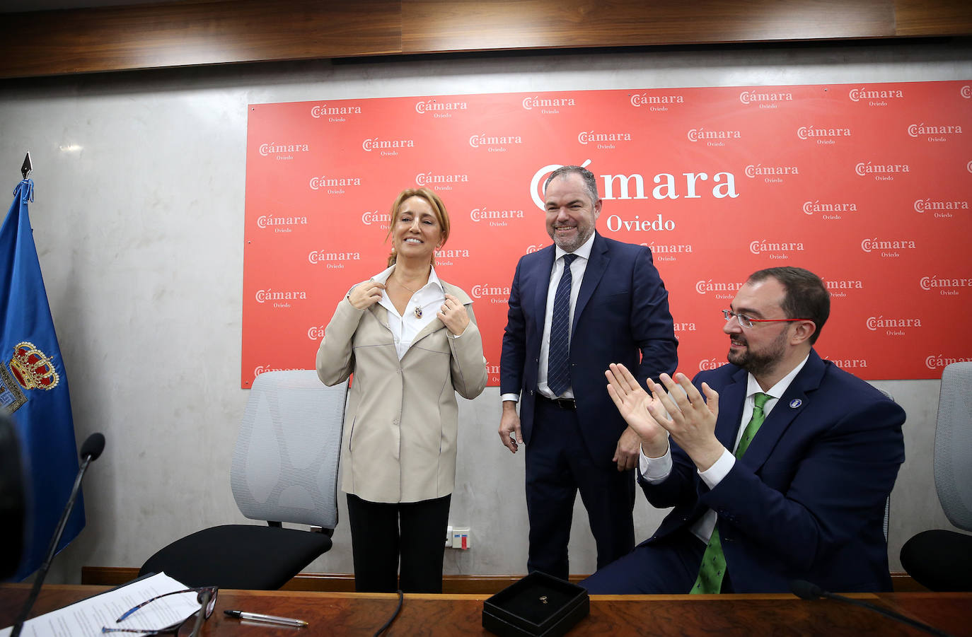 La Cámara de Oviedo entrega su medalla de oro a Obdulia Fernández