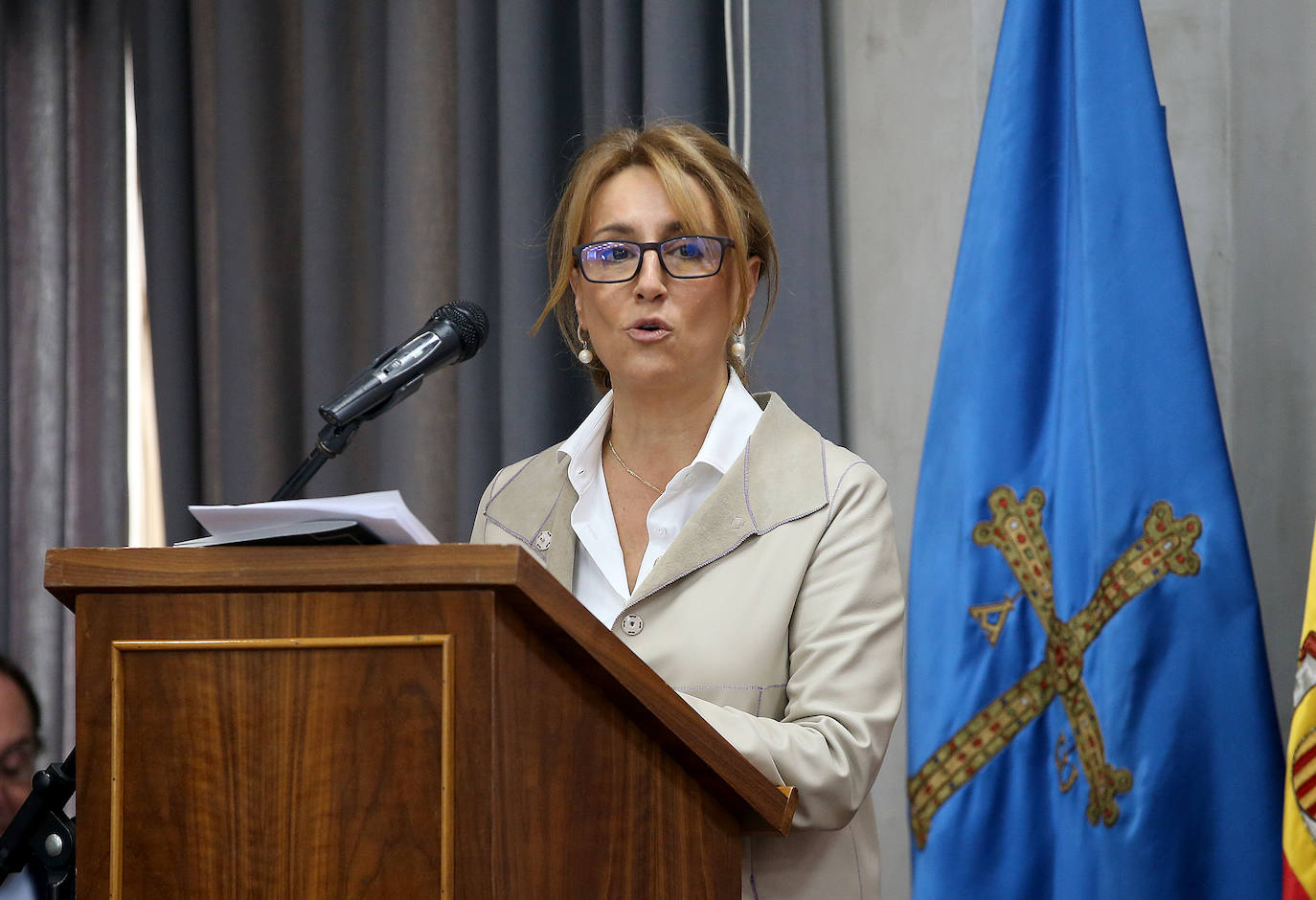 La Cámara de Oviedo entrega su medalla de oro a Obdulia Fernández