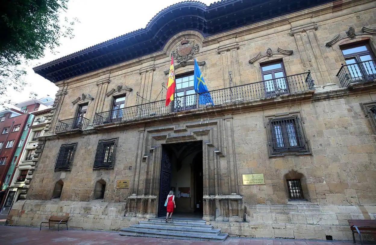 Absuelta tras cobrar en Avilés la pensión de su abuela muerta seis años por la «desidia» del banco