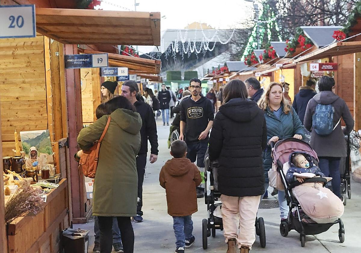 Mucha gente en el primer día de actividades navideñas en la Pista de la Exposición.
