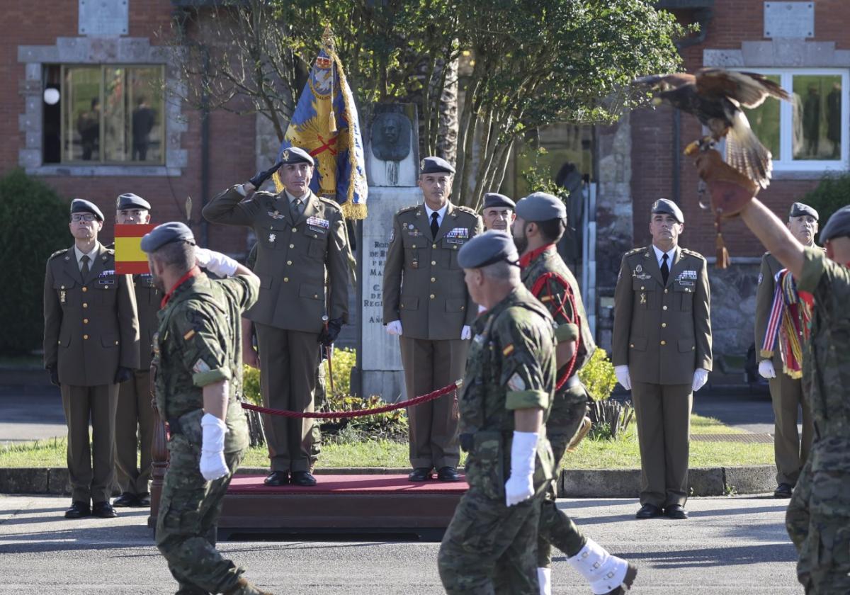 El general jefe de la BRILAT 'Galicia' VII, Alfonso Pardo de Santayana; el nuevo mando del Regimiento 'Príncipe 3', Jesús Martínez, y el saliente, Pedro Luis Gutiérrez.