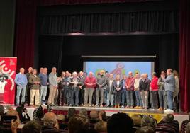 Los socios más veteranos de la entidad deportiva, en el escenario del Teatro Prendes.