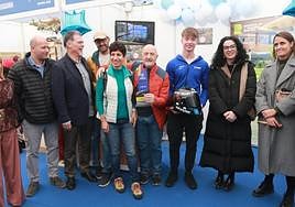 El alcalde de Aller, Juan Carlos Iglesias; el presidente de la mutua, Armando Fernández Natal; la alpinista iraní Parvaneh Kazemi (detrás está su marido), el periodista Sebastián Álvaro, el piloto allerano Samuel Díaz, la viceconsejera Vanessa Gutiérrez y la directora general de Actividad Física y Deporte, Manuela Eleazar Fernández, visitan el puesto del Montepío de la Minería.