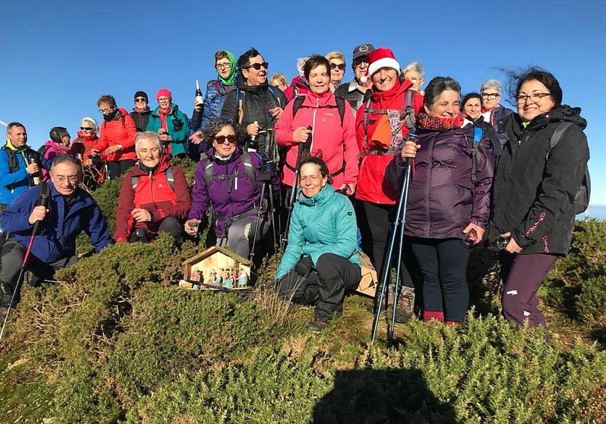 El Grupo Montañero Moscón coloca el Belén en el pico Cueto.