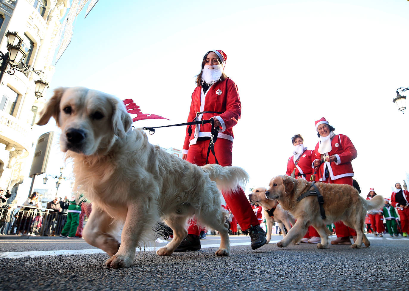 Una marea de Papás Noel y de elfos invade Oviedo