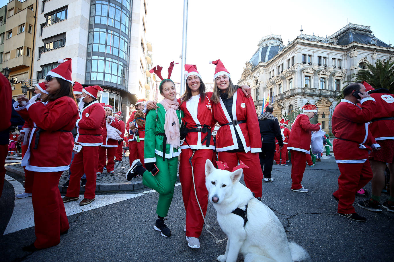 Una marea de Papás Noel y de elfos invade Oviedo