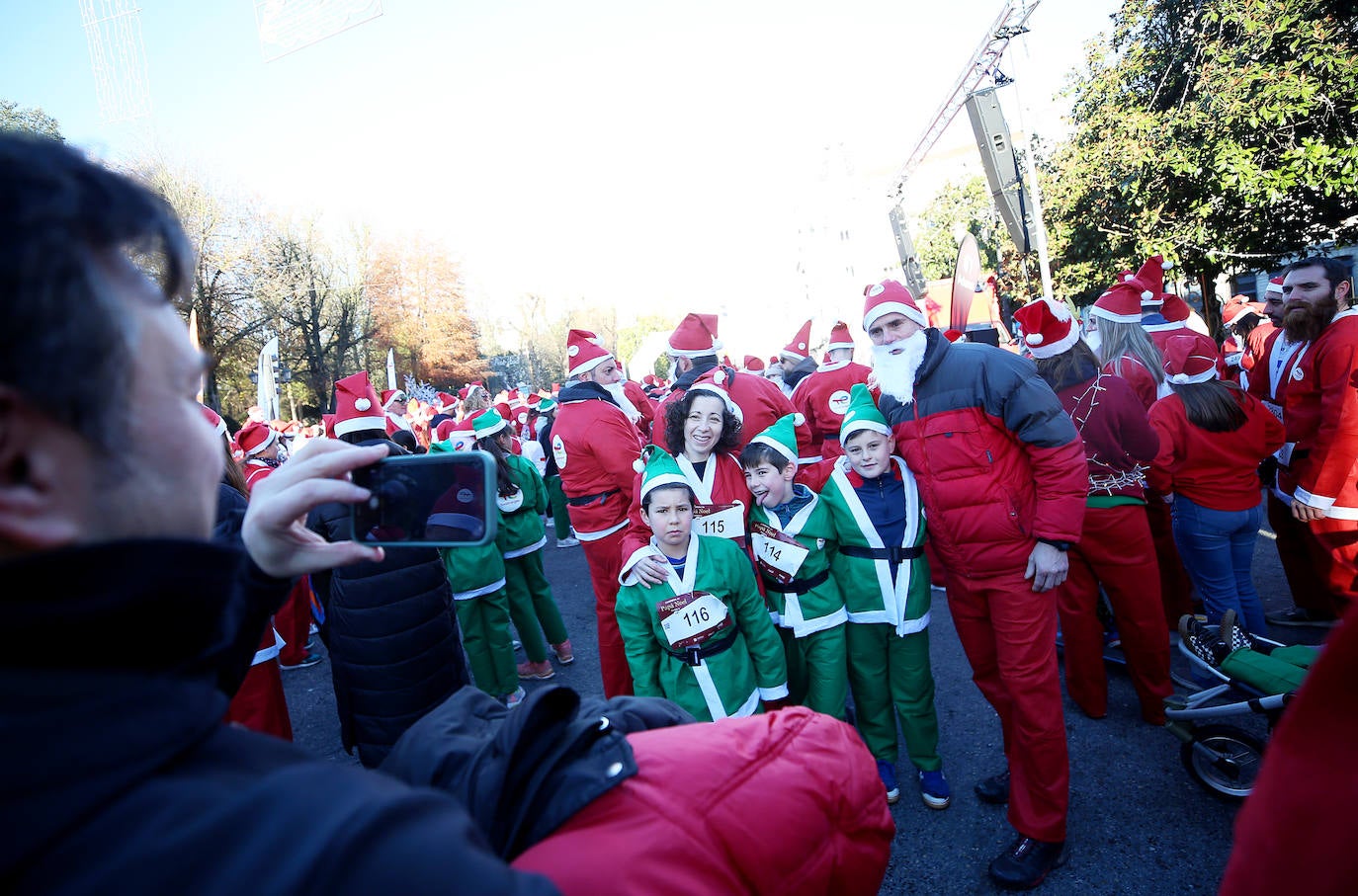 Una marea de Papás Noel y de elfos invade Oviedo