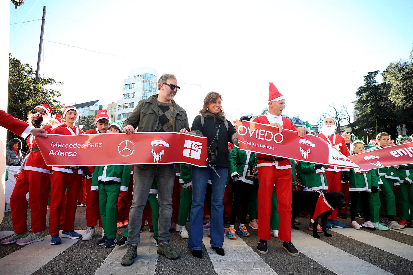 Una marea de Papás Noel y de elfos invade Oviedo