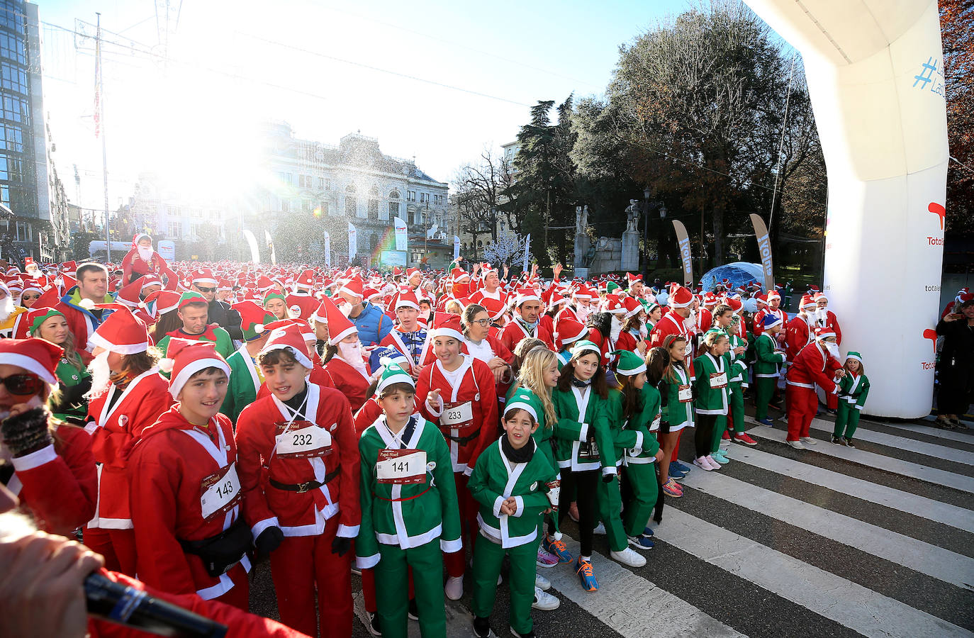 Una marea de Papás Noel y de elfos invade Oviedo