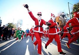 Una marea de Papás Noel y de elfos invade Oviedo