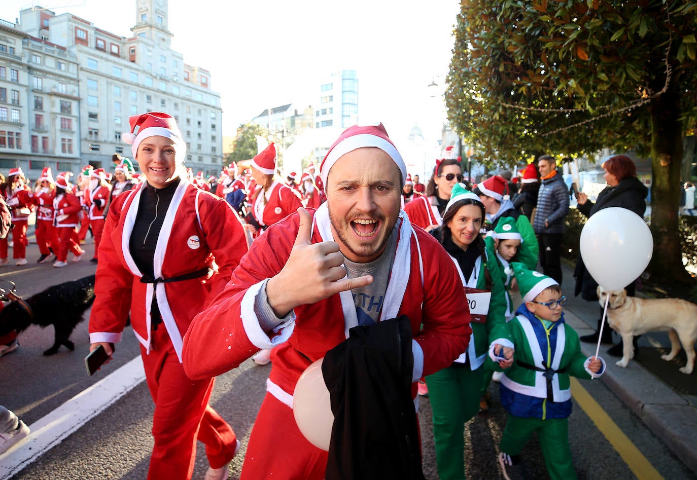 Una marea de Papás Noel y de elfos invade Oviedo