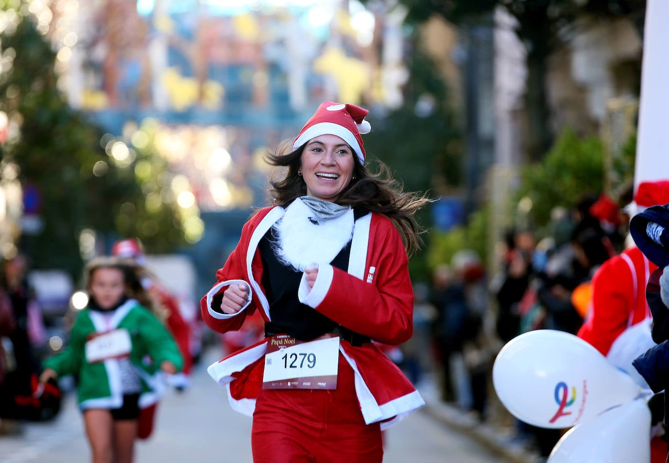 Una marea de Papás Noel y de elfos invade Oviedo