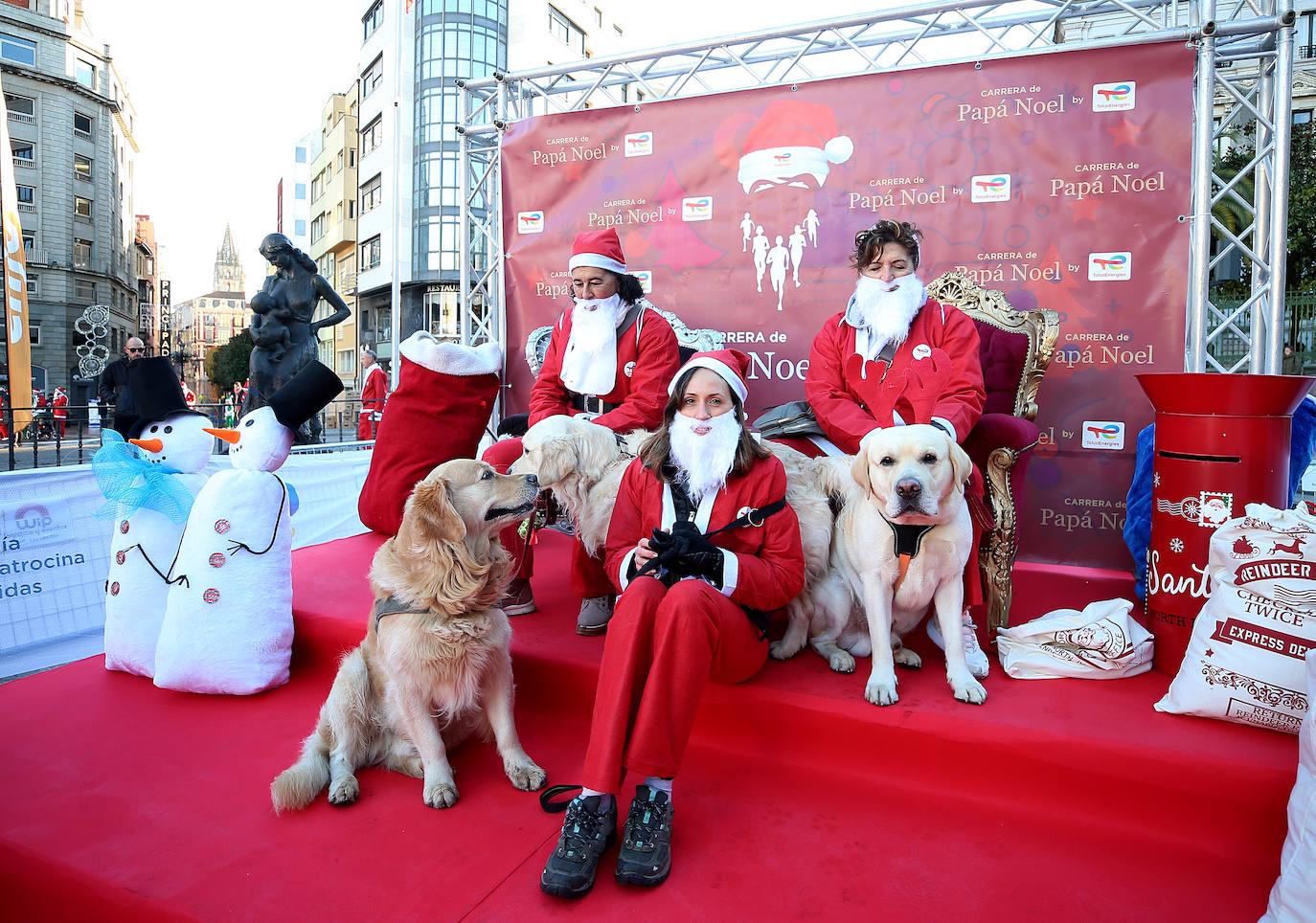 Una marea de Papás Noel y de elfos invade Oviedo