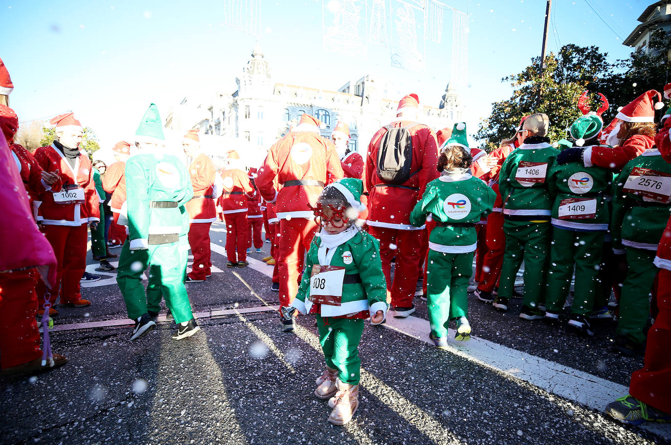Una marea de Papás Noel y de elfos invade Oviedo