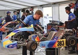 Pablo Rodríguez, uno de los responsables del equipo DPK Racing, junto a las jóvenes promesas.