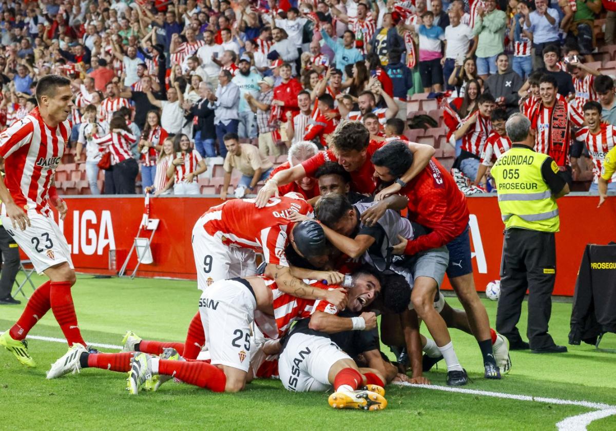 Los jugadores del Sporting festejan el gol de Pablo Insua que dio la victoria al equipo ante el Tenerife en el minuto 94 en El Molinón.