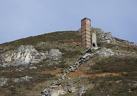 Una de las chimeneas que reclaman salvar y proteger en la mina de La Soterraña.