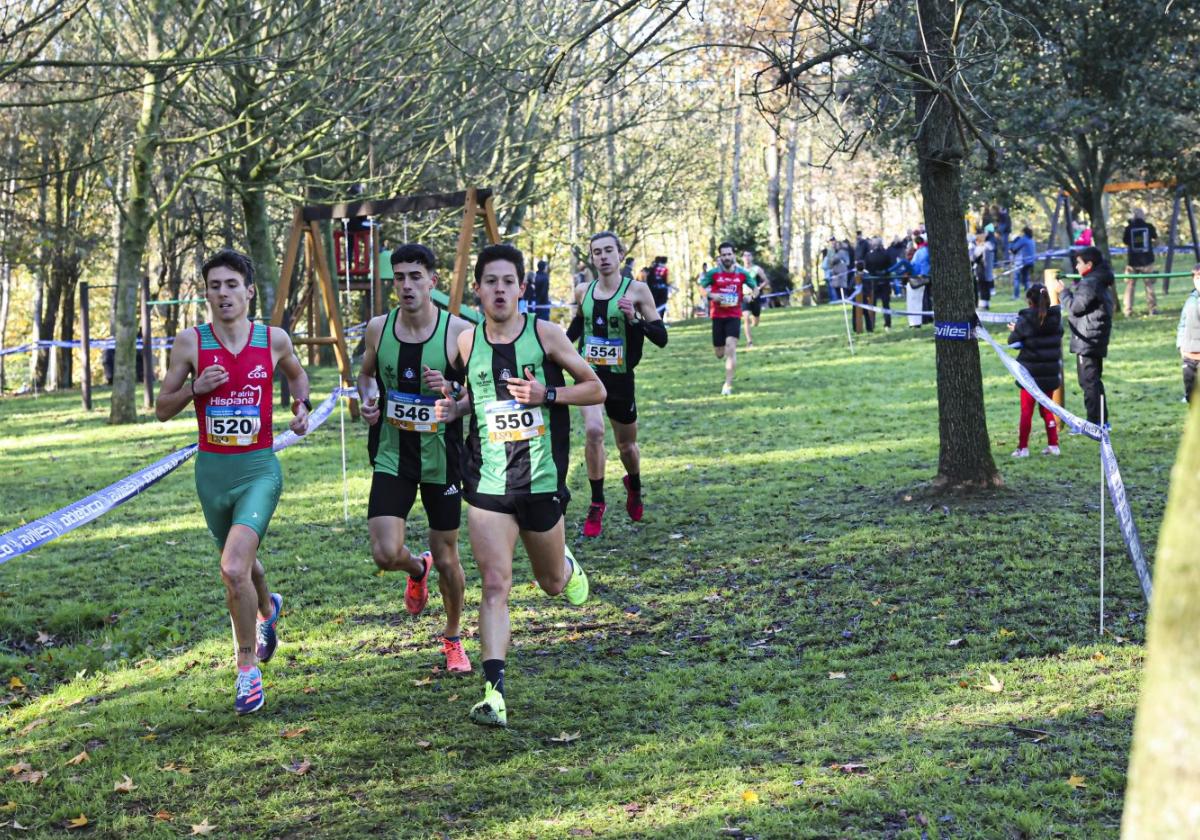 Alejandro Onís (520), David Alfonso (546) y Rubén Marqués (550), durante la carrera.