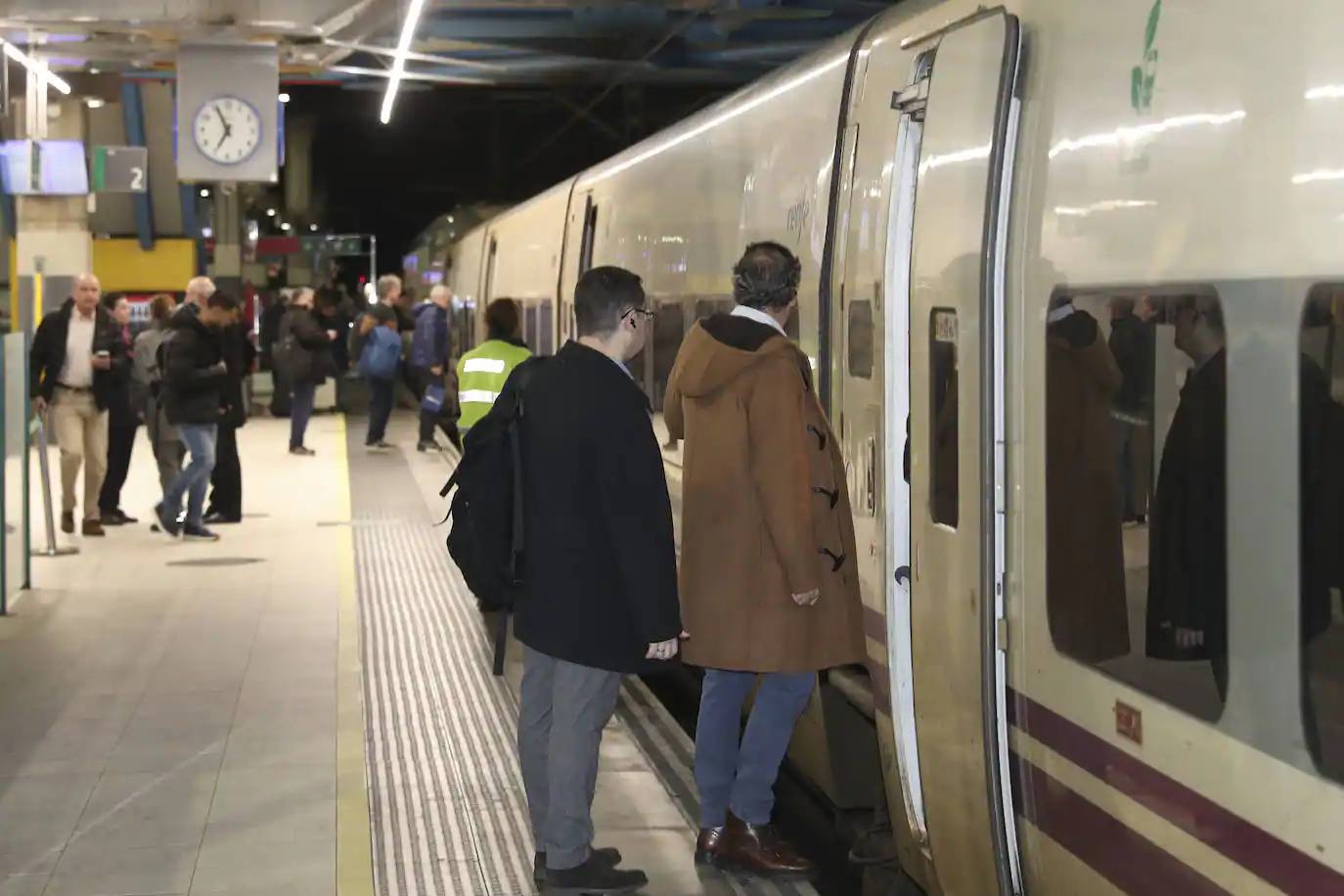 Una avería provoca un nuevo retraso en el tren que comunica Asturias con Madrid