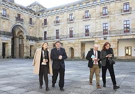 Delia Losa y Luis García Montero, conversan en el patio de la Universidad Laboral, sede de la primera jornada del encuentro.