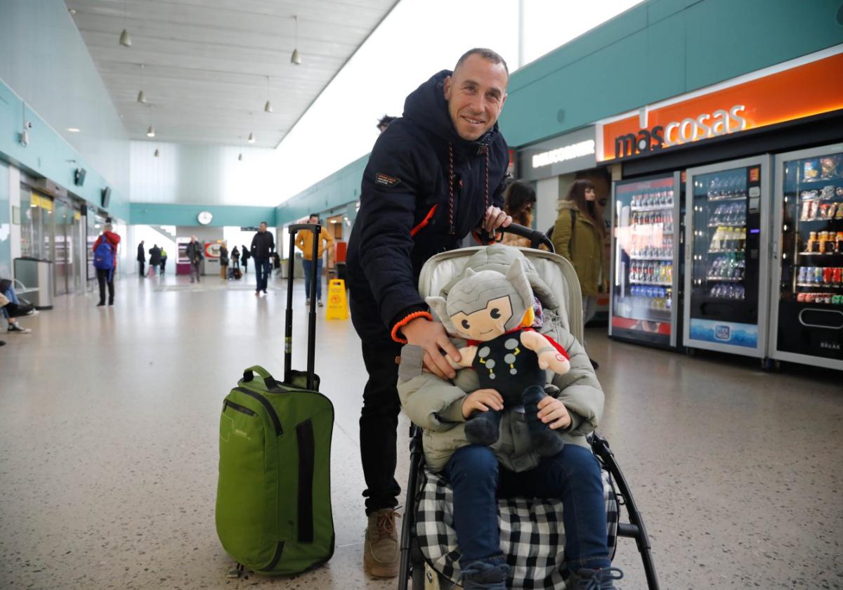 Francisco Argüelles, con su hijo, nada más llegar a Gijón tras casi seis horas de viaje.