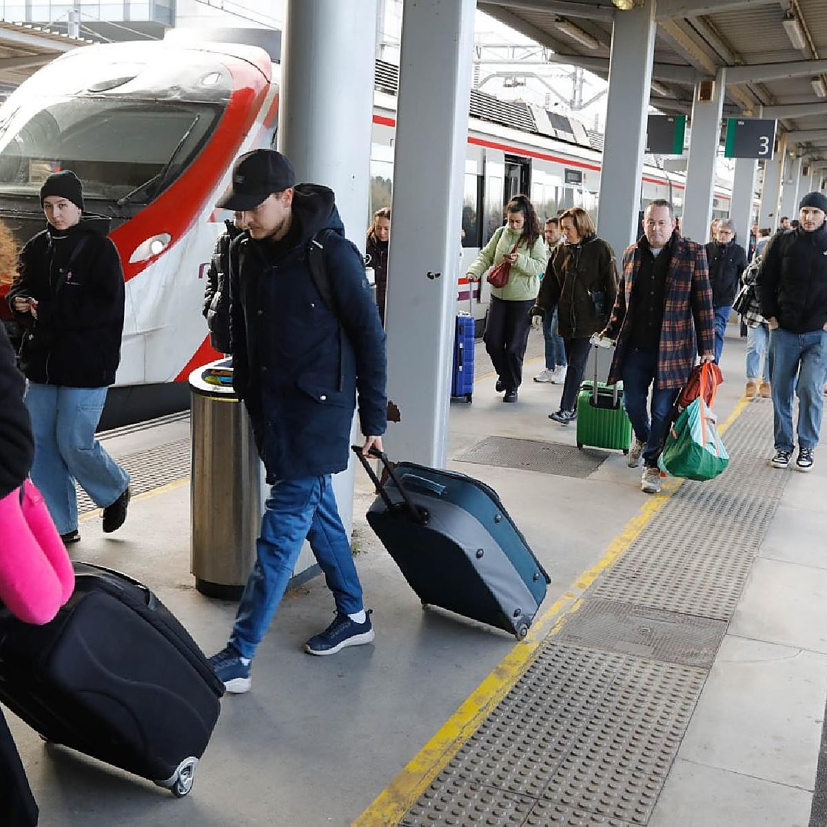 Nueva jornada de caos en el trayecto de tren Madrid-Asturias con retrasos de hasta dos horas