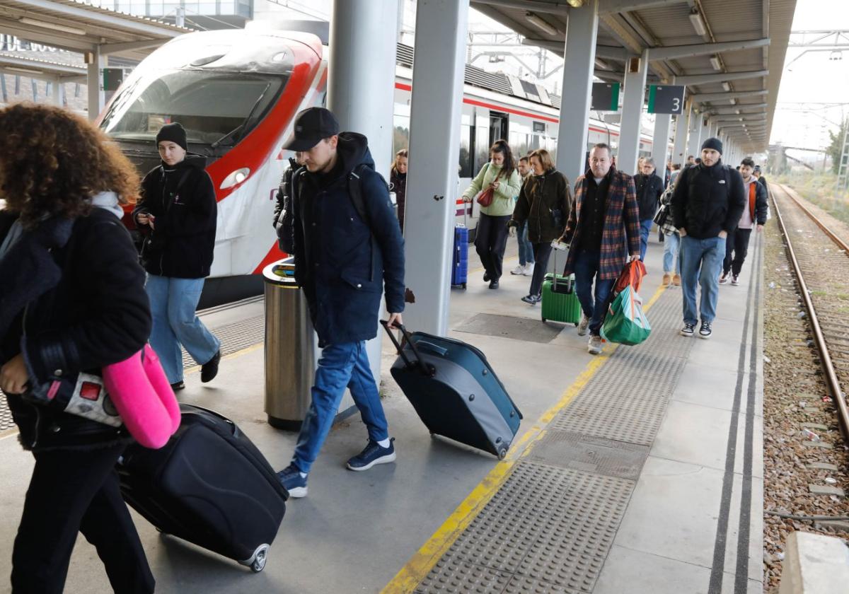 Pasajeros procedentes de Madrid a su llegada a la estación de Gijón, en el tren de Cercanías, tras casi seis horas de viaje.