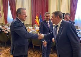 Marcelino Marcos y el ministro Luis Planas se saludan al inicio de la reunión celebrada en la sede del ministerio, en Madrid.