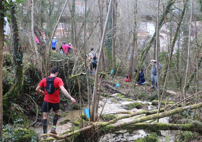 Salida y meta en zona urbana, paso por zonas rurales pero más de un 90% de puro monte y puro trail: esa es la esencia del Cayón Trail, de 12 kilómetros y 1000 metros de desnivel totales