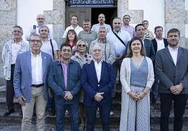 Miguel Gracia, en el centro, con miembros de la directiva, entre ellos el acalde de Somiedo.