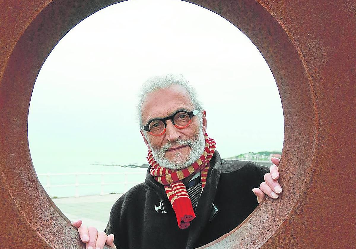 Fernando Alba, ayer, posando junto a sus 'Sombras de luz' en el paseo del Muro.