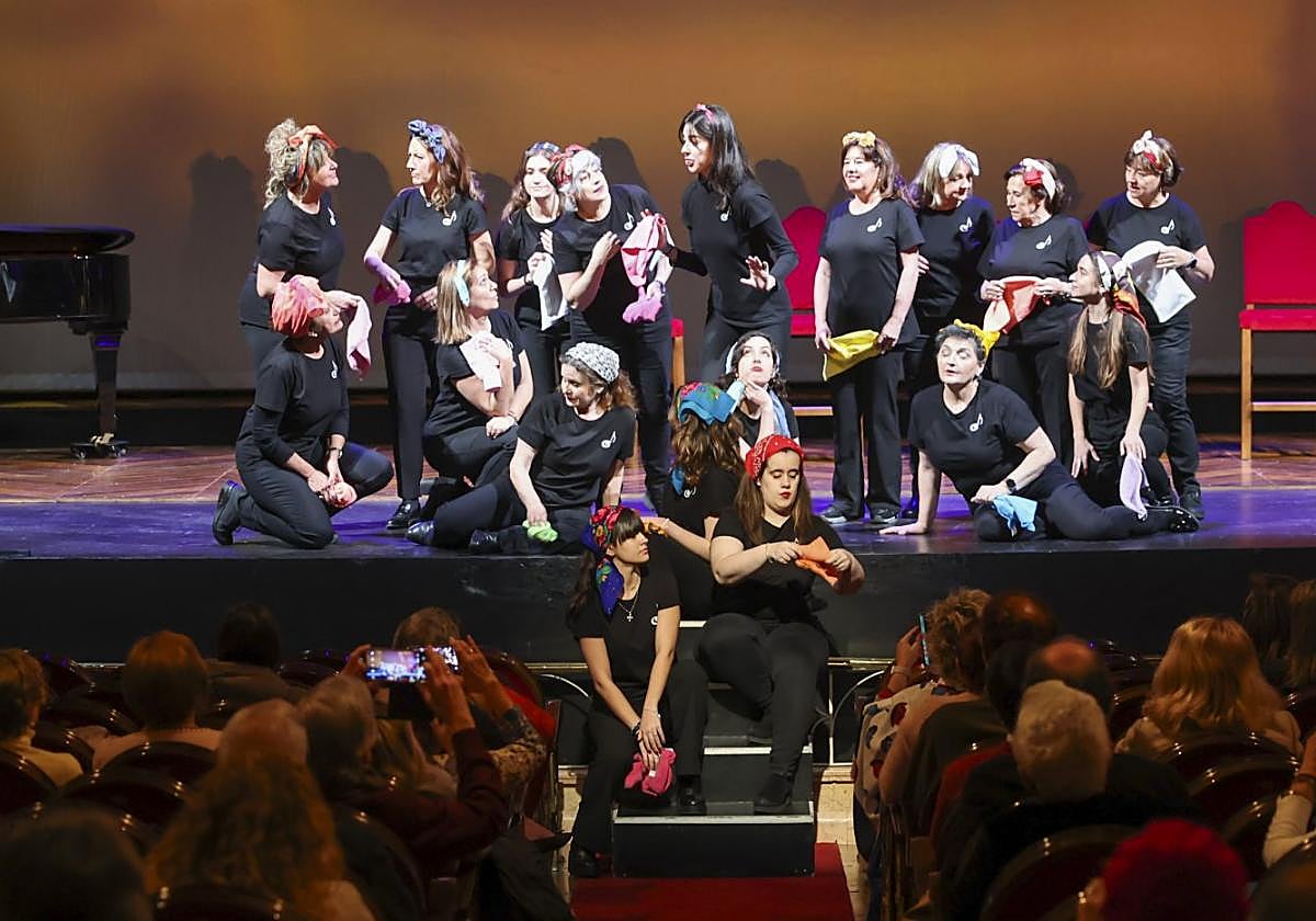 La Capilla Polifónica Ciudad de Oviedo, sobre el escenario del Campoamor, en la presentación.