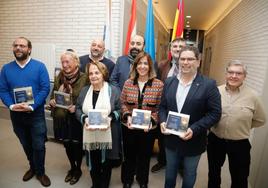 Detrás, Guzmán Pendás, José Luis Nicieza y Néstor Alves. En primera fila, Ignacio Peláez, Aurora Rodríguez, Paz Fernández Felgueroso, Laura Fonseca, Toño Migoya y Juan Torrontegui, en la sede de la Asociación de Vecinos San Martín de Veriña.