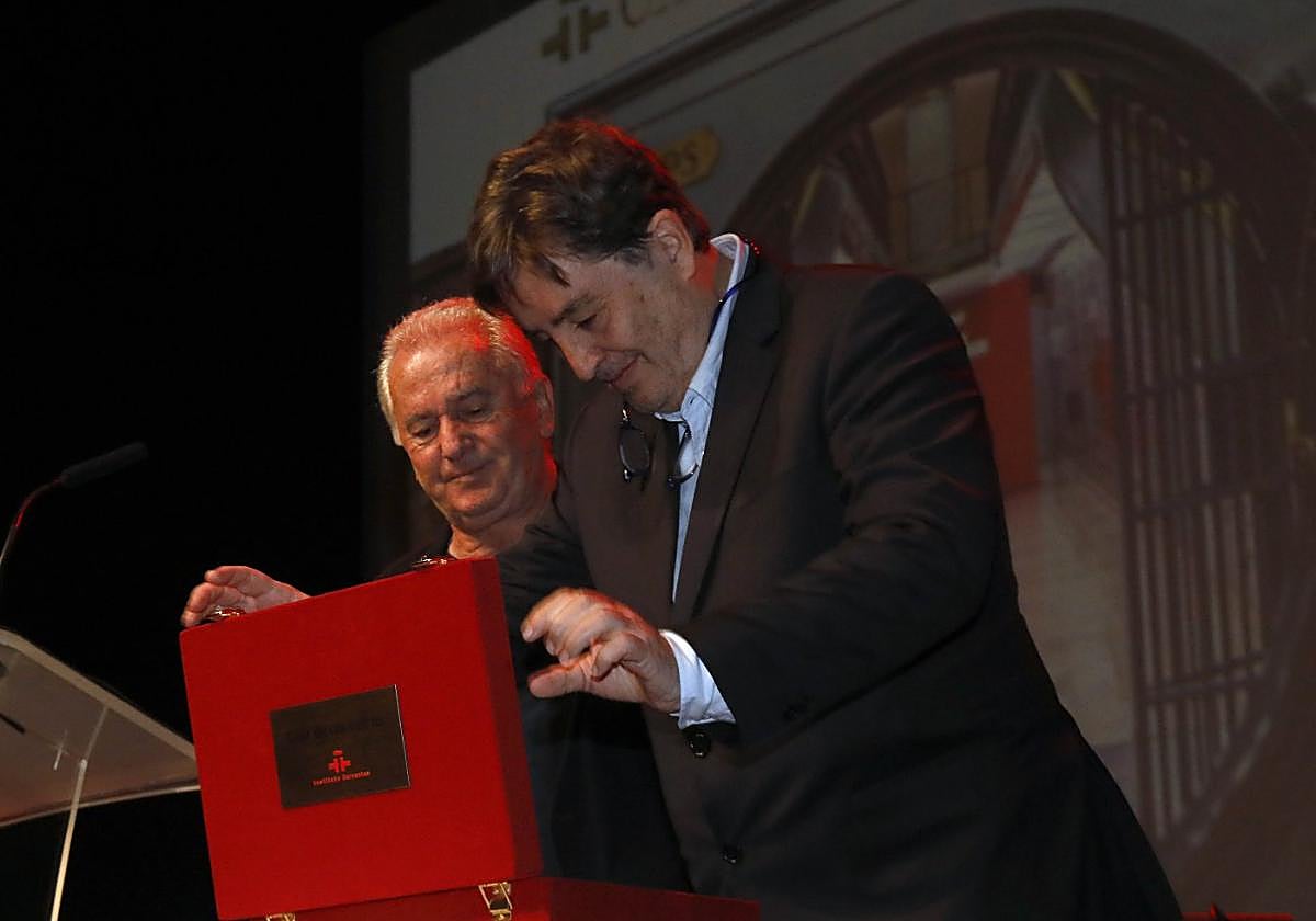 Víctor Manuel y García Montero observan la caja donde se introdujo el legado.