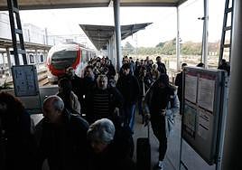 Usuarios del servicio de Alta Velocidad, en la estación de Gijón, tras un transbordo en cercanías.