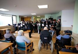 Estudiantes del Palacio de Granda cantan a los mayores