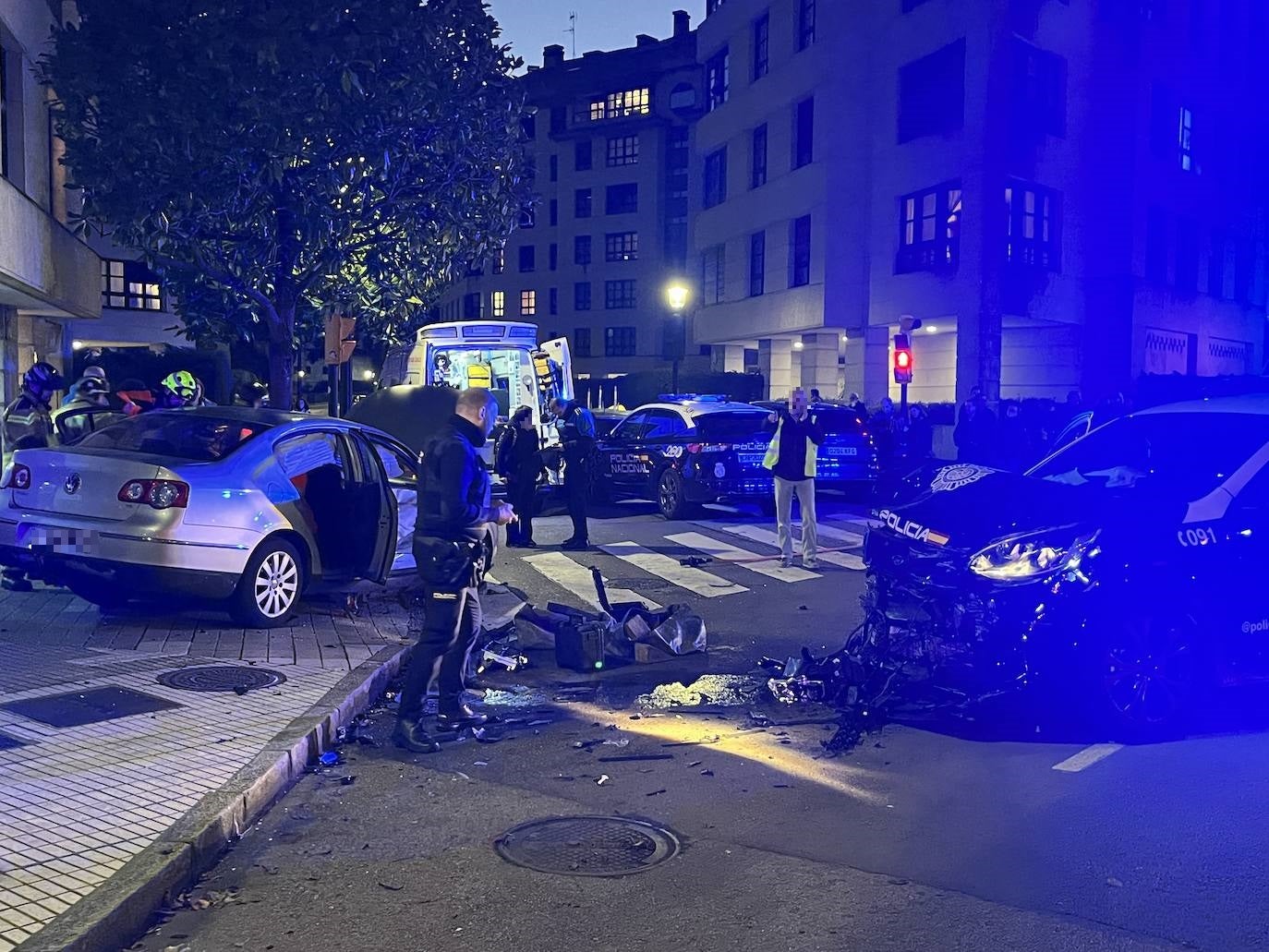 Espectacular choque entre un coche de la Policía y un turismo en Gijón