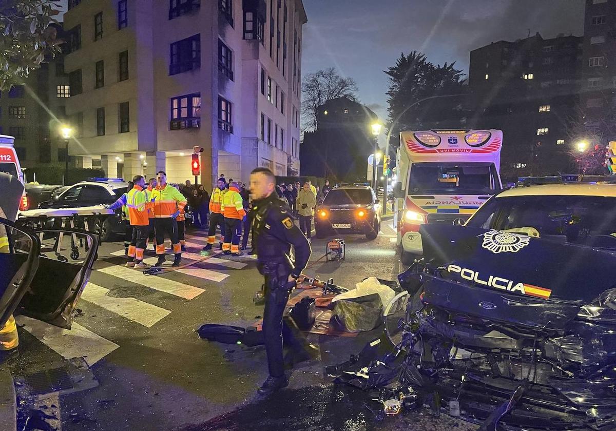 Espectacular choque entre un coche de la Policía y un turismo en Gijón