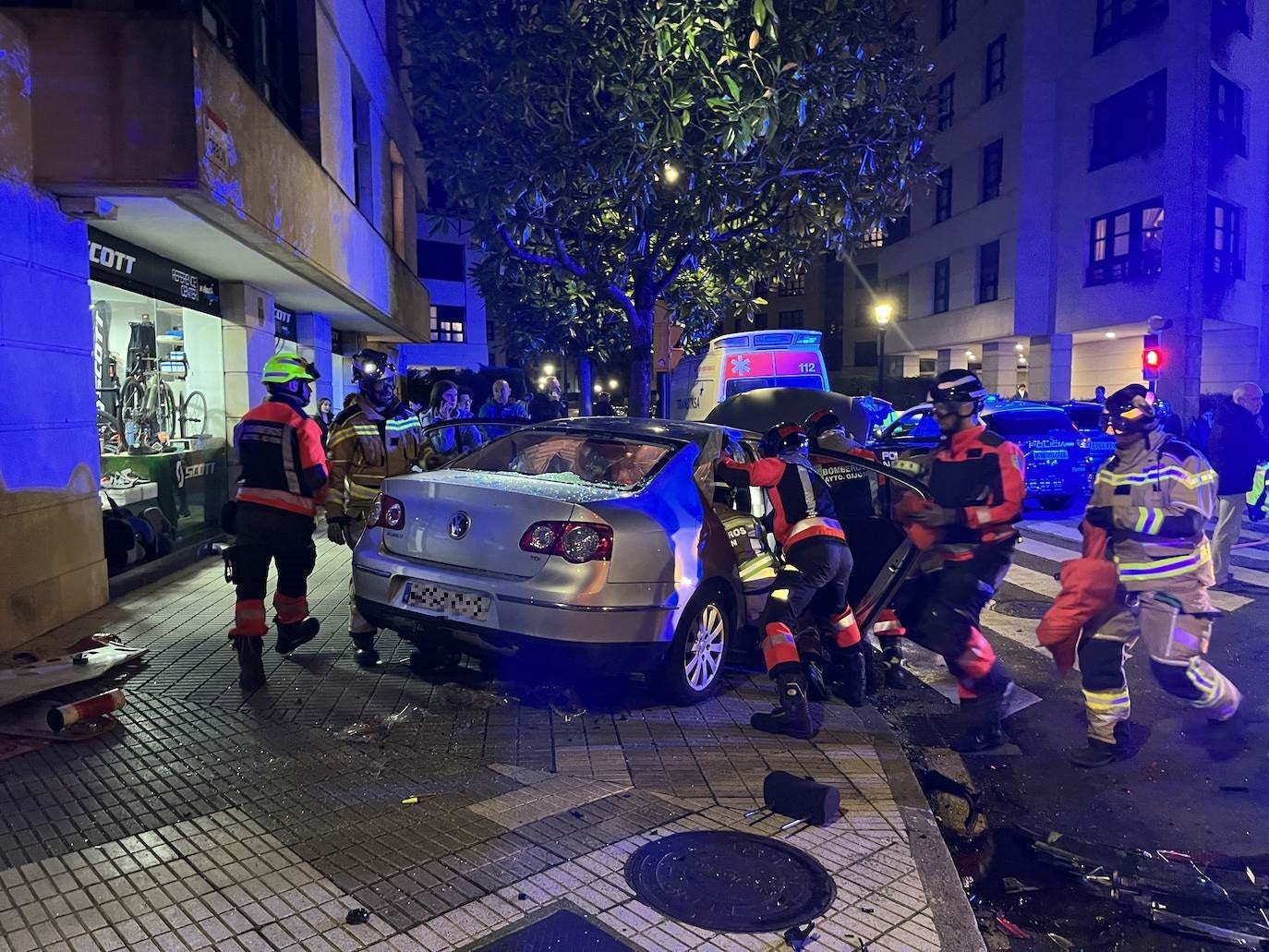 Espectacular choque entre un coche de la Policía y un turismo en Gijón