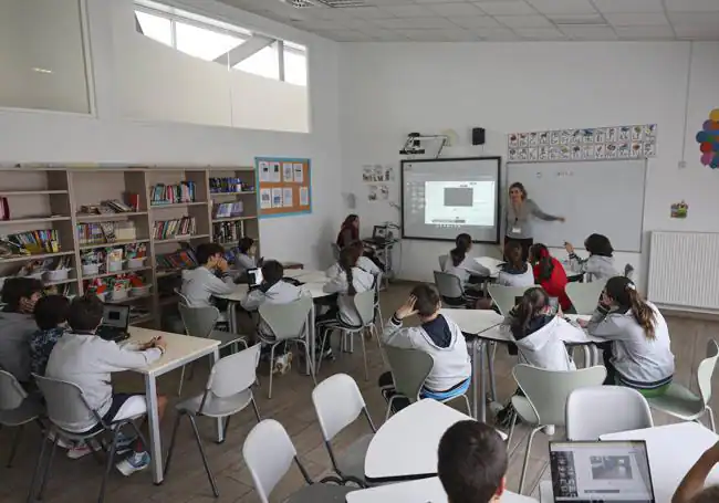 Los alumnos durante la edición de la noticia.