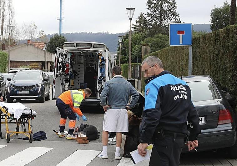Los sanitarios auxiliaron a la herida en el lugar del accidente.