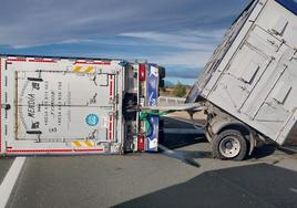 El vuelco de un camión que transportaba animales vivos corta dos horas la autopista del Huerna