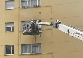 Un incendio en una vivienda de la calle Inventor La Cierva de la localidad samartiega de El Entrego ha obligado a desalojar a casi un centenar de vecinos