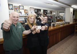 Los hermanos Joaquín, Susana y Marisa Batalla, del Bar Uría, agraciados con un quinto comprado en Vigo.