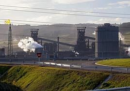 La factoría de ArcelorMittal en Gijón, vista desde La Peñona.