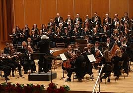 Miguel Romea dirigió de nuevo con las manos el concierto navideño de la OSPA y el Coro de la Fundación Princesa.